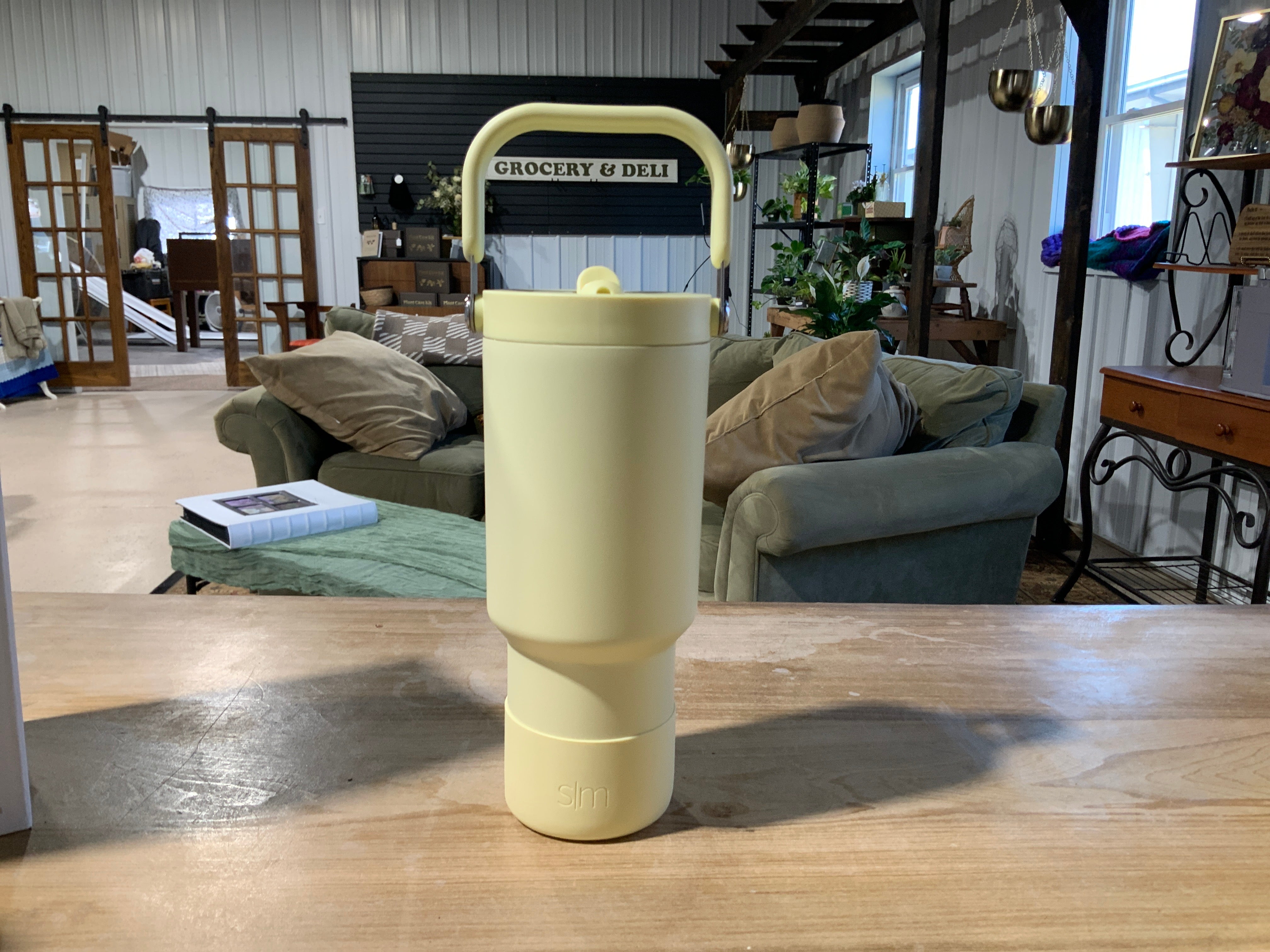 Light yellow Trek Pivot- 30oz